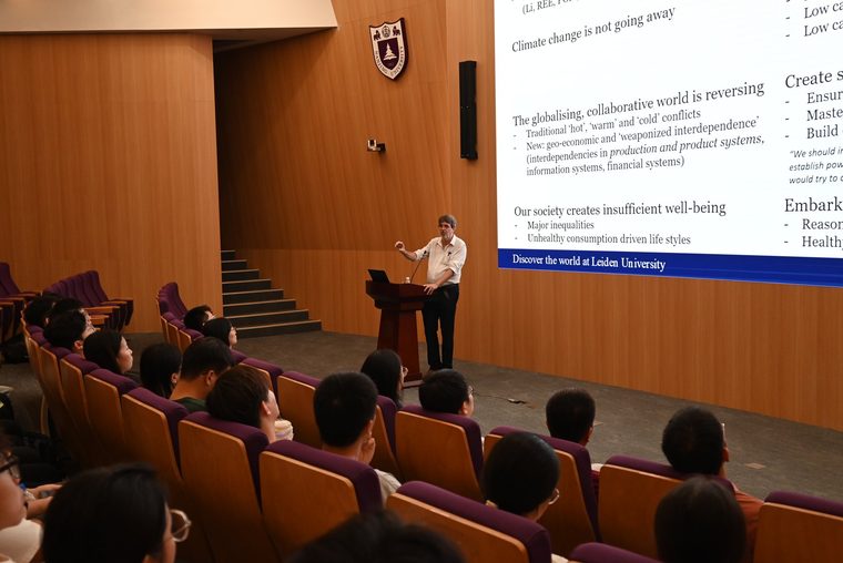 Lecture by Arnold Tukker